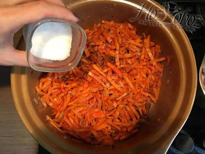 К морковной зажарке добавляем сахар