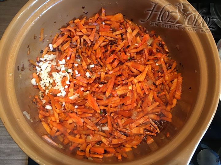 Как только в морковку добавится чеснок, ее следует пожарить еще около 3 минут