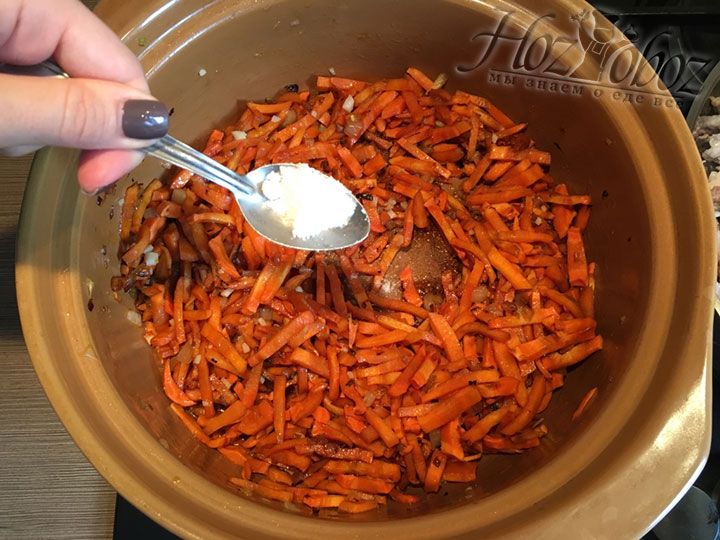 В тушеную сладкую морковь добавим по вкусу соль