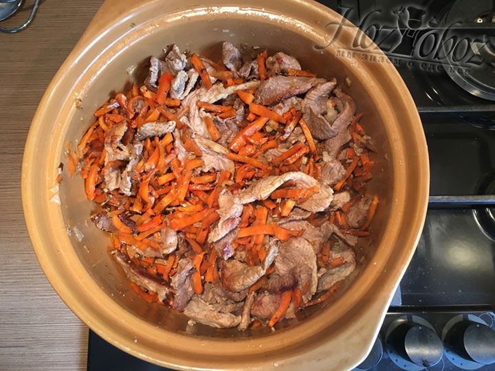 Пришло время хорошо перемешать морковку с соусом и мясом