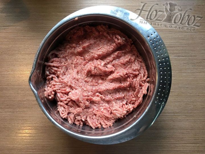 Мясо нарезаем небольшими кусками и пропускаем через мясорубку два раза