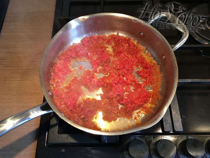 Чтобы сварить соус выливаем в сотейник домашний томатный сок или томат