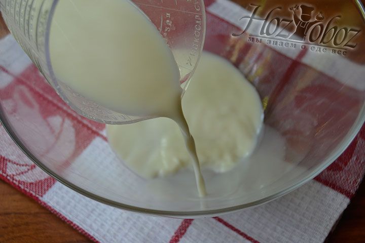 Влейте в емкость для замеса теста теплое молоко