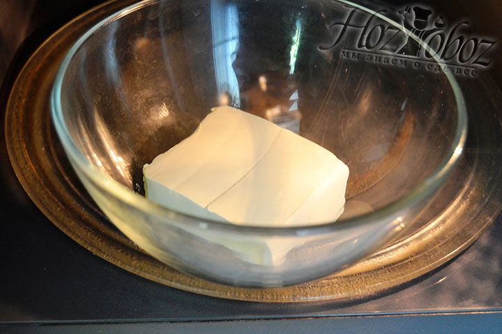 Поставьте в микроволновку тарелку со сливочным маслом и установите режим разогрева на 1 минуту