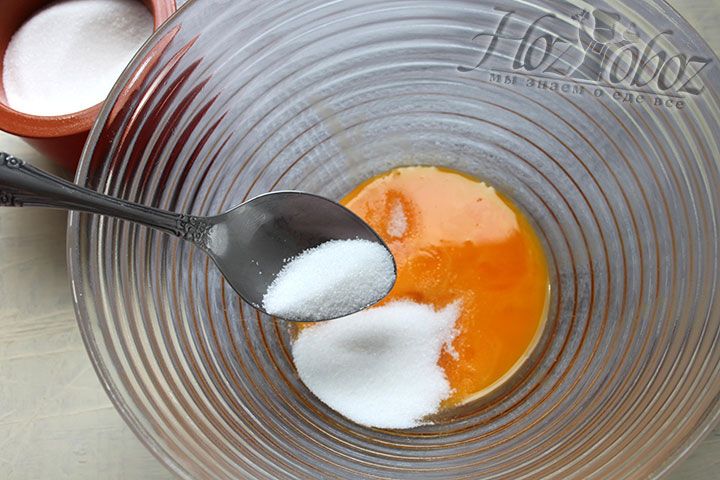 Оставшийся сахар вводим в желтки и растираем до образования однородной массы