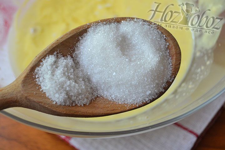 Обильно снабдите основу блюда сахаром и мешайте ингредиенты до момента их превращения в однородную массу