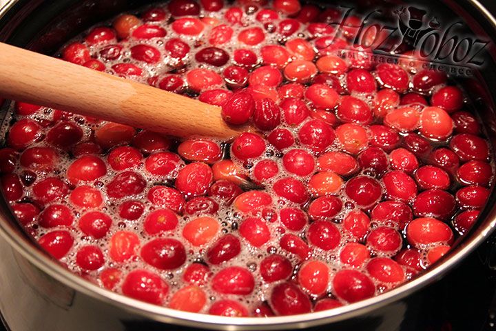 Даем ягодам поварится в сиропе, а потом добавляем воду и даем морсу вскипеть