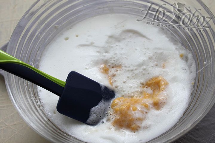 Соединяем с помощью силиконовой лопатки взбитые белки и желтковое тесто