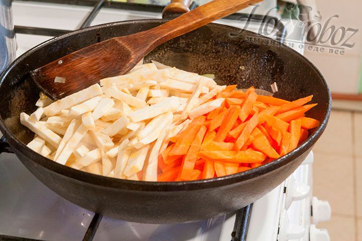 Картофель добавим в бульон, а брусочки моркови с сельдереем – в пассеровку