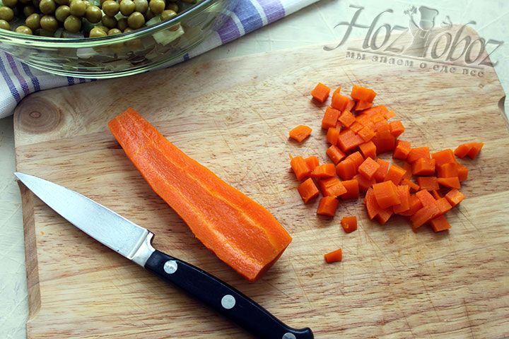 Морковку чистим, нарезаем все тем же кубиком и выкладываем на салат