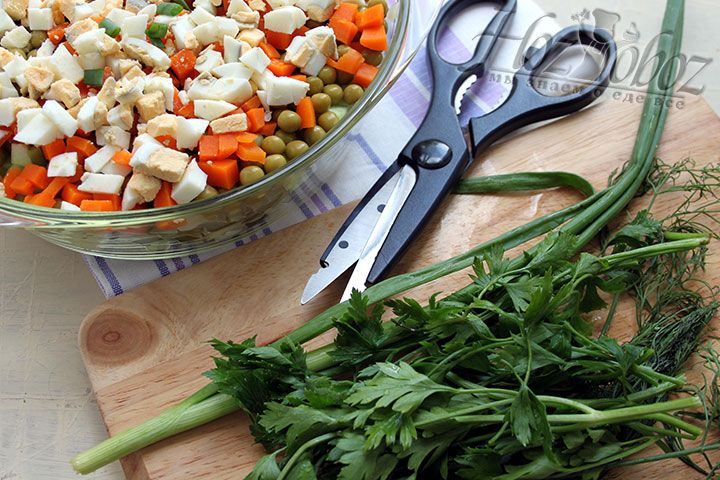 Нарезаем для салата также репчатый или зелены лук
