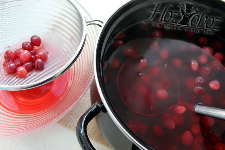 Пора протереть ягоды на сито и процедить морс, а затем перелить его в кувшин