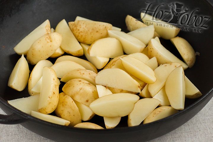 Режем картофель дольками