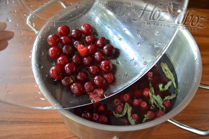 Для создания напитка с насыщенным вишневым вкусом добавьте 200 грамм фруктов и перелейте основу компота в большую кастрюлю