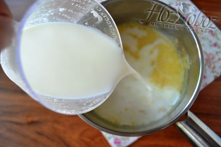 Добавьте молоко и поставьте варить крем на плиту