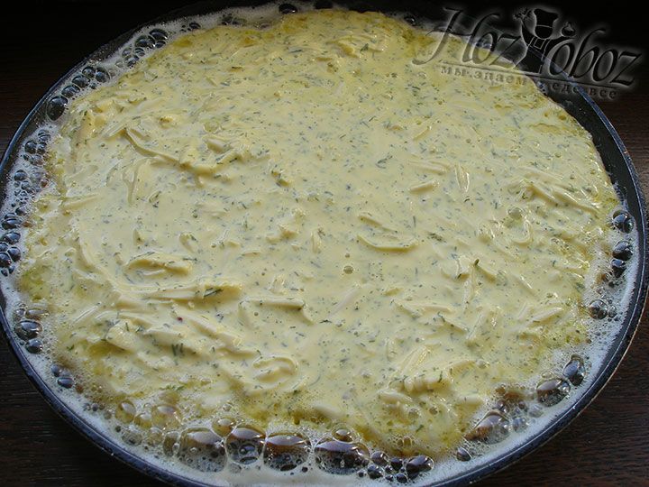 На разогретую сковородку с маслом выкладываем тесто