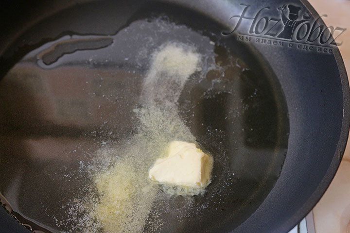 На разогретую сковороду влить растительное масло, затем добавить сливочное масло, ждем, пока оно растопиться и масла смешаются между собой