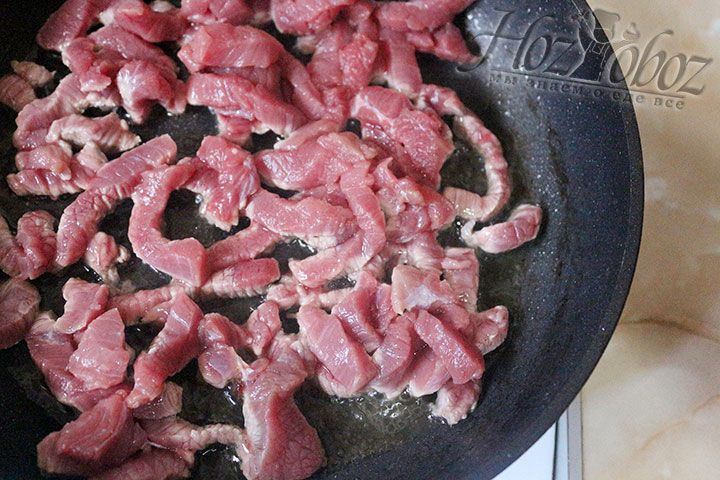 На разогретую сковороду выложить нарезанное мясо