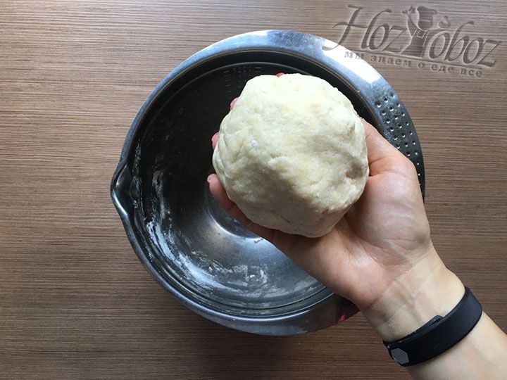 Вручную замешиваем тесто и формируем из него шар