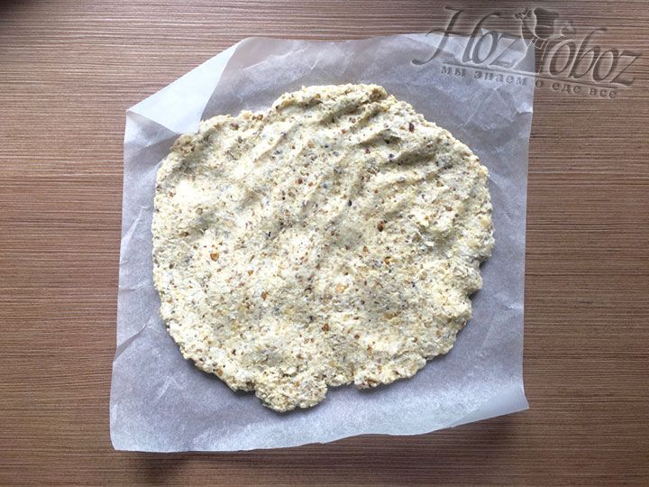 Чтобы раскатать тесто лучше использовать пергамент вырезанный по диаметру используемой вами для выпечки формы