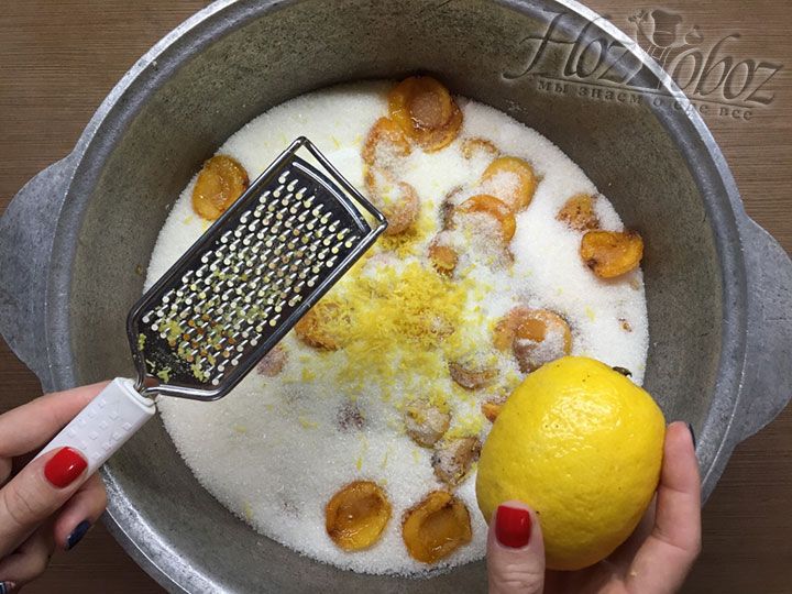 Лимоны необходимо вымыть и снять с них желтую цедру с помощью терки