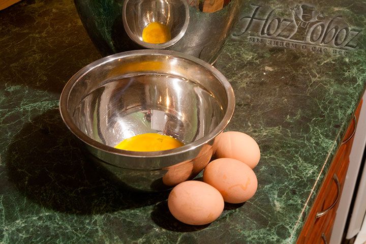 Разделим 3 яйца на белки и желтки