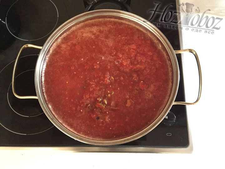 А теперь пора сделать наш приготовленный на зиму соус из помидор очень вкусным и при желании добавить в него соль и специи по вкусу. Теперь доведем его до кипения и проварим 10 минут после чего разливаем в стерильные банки