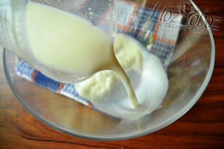 Подогрейте молоко до теплого состояния и вылейте в миску