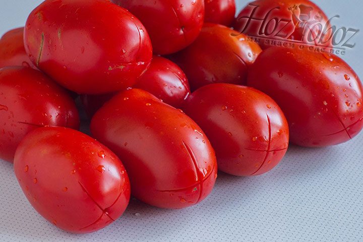 Каждый томат следует вымыть и надрезать  крест на крест кожицу на верхушке