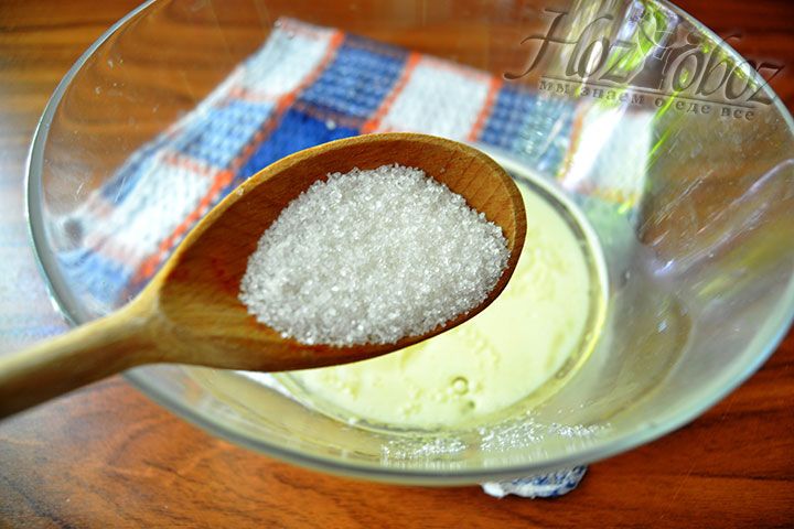 Добавьте сахарный песок к смеси молока с растительным маслом