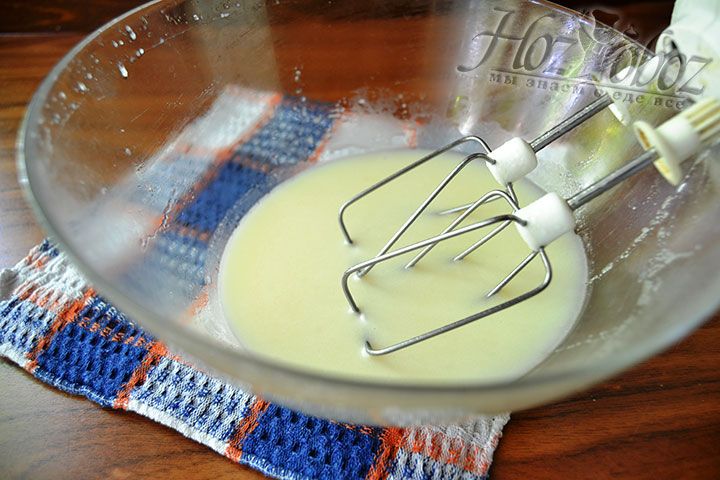 При помощи миксера или блендера взбейте сладкое молоко с растительным маслом