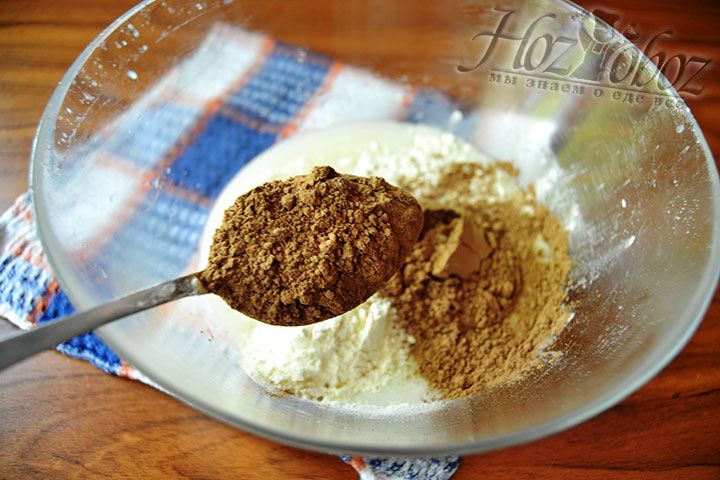Высыпьте какао-порошок в миску с остальными ингредиентами