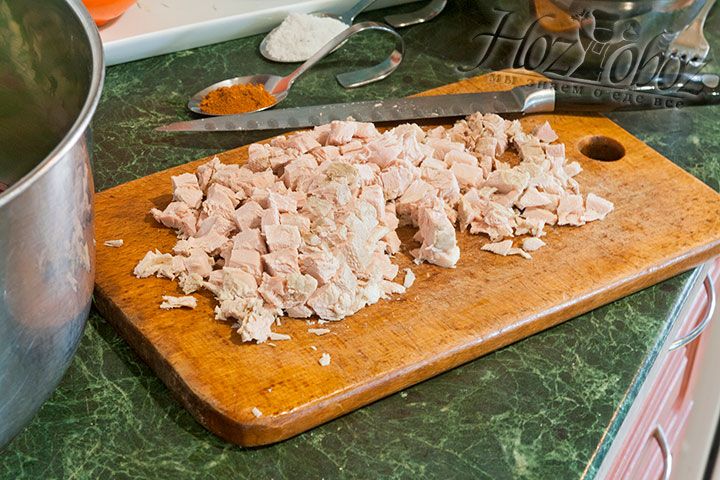 Нарезаем отварную свинину для окрошки