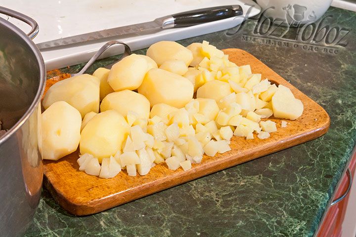 Нарезаем кубиком отварной картофель