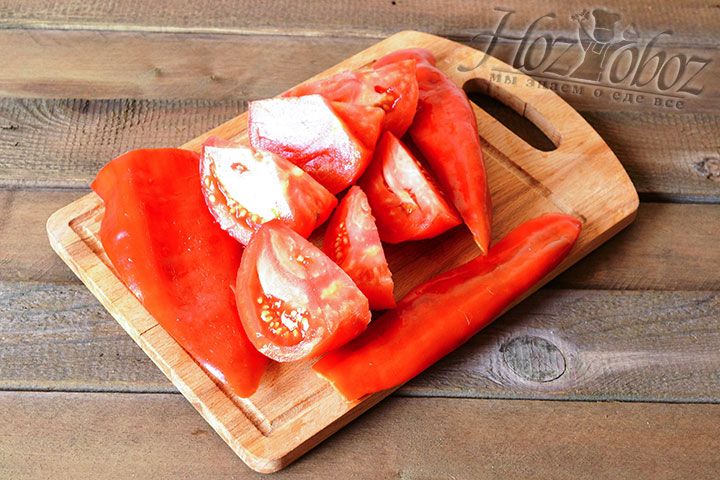 Мясистые помидоры и болгарский перец подготовим для мясорубки – нарежем дольками
