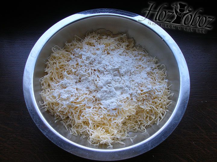 Добавляем в сыр примерно 1-2 столовые ложки муки