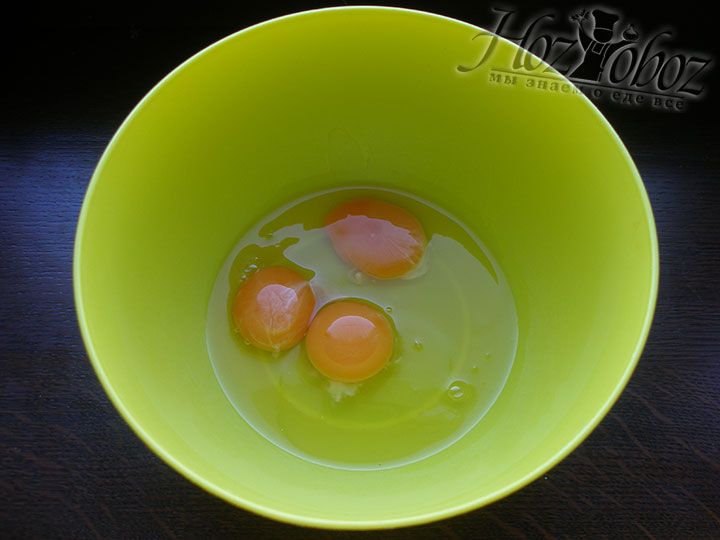 В миску разбиваем три яйца