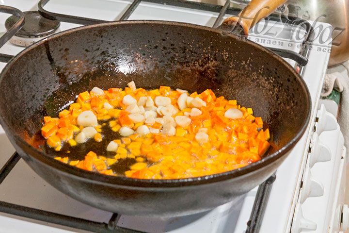 Куски чеснока добавляем к подрумянившейся моркови