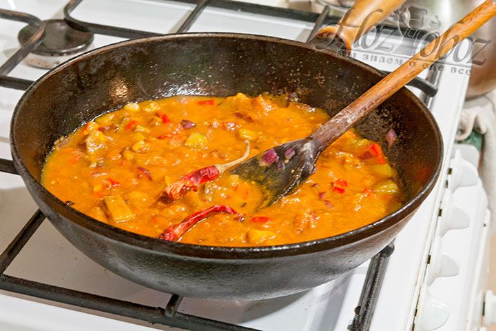 Добавляем в соус томатную пасту, стручки острого перца