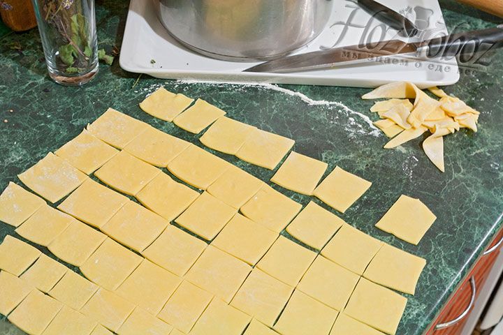 Нарезать тесто для чучвары маленькими квадратами