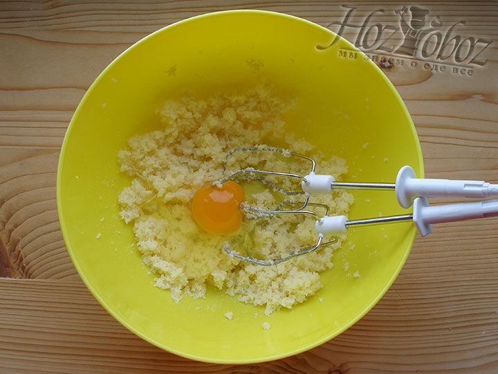 К сахарно-масляной смеси добавляем яйцо