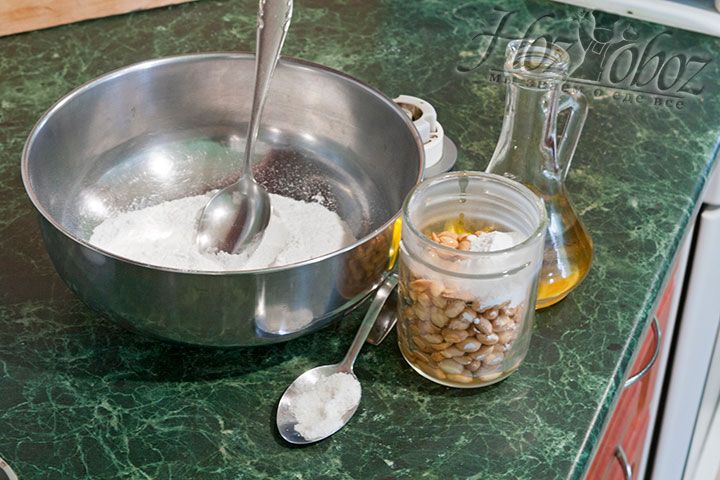 В мельничку вместе с арахисом следует закладывать соль, сахарную пудру, оливковое/арахисовое масло