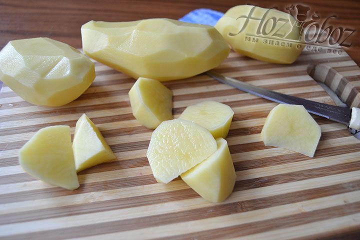 Очищенный картофель разрежьте частями