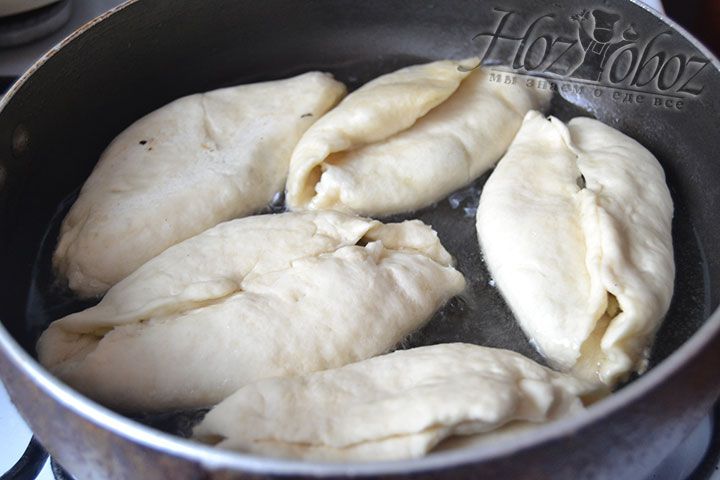 Выложите заготовки на сковороду, наполненную горячим растительным маслом