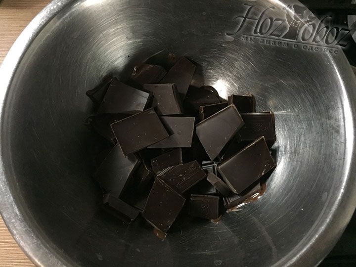 Плитки шоколада измельчаем кубками и помещаем в металлическую миску
