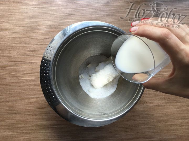 Вливаем в будущее тесто молоко