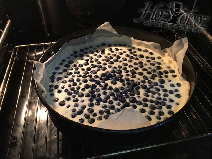 Печется пирог с голубикой примерно 40 минут. Следите чтобы он не подгорел сверху и при необходимости вовремя прикройте пирог пергаментом