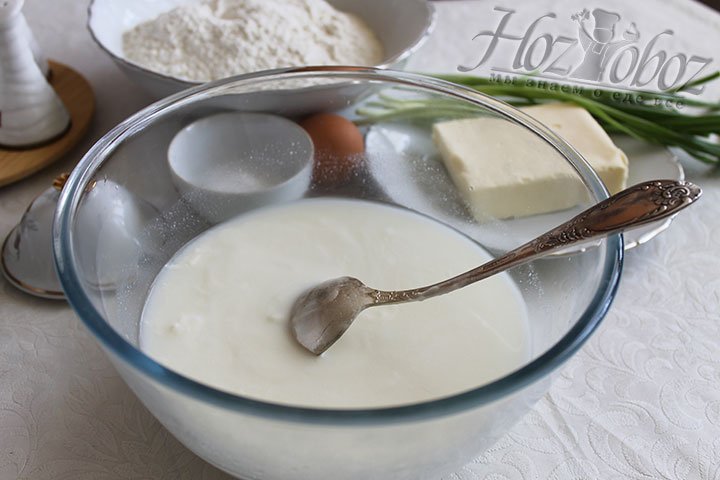 Чтобы приготовить тесто для лепешек, смешаем в емкости кефир и соль