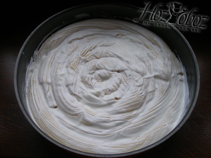 Поверхность пирога смазываем йогуртом или сметаной