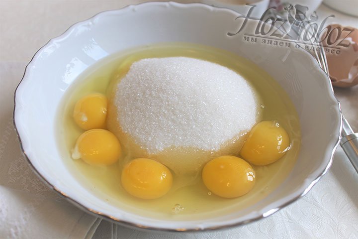 Добавляем к яйцам сахарный песок
